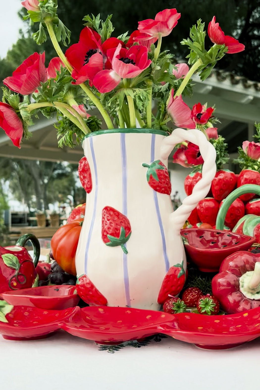 Detalle Florero Jarra Blanca Diseño Fresas Cristina Oria 