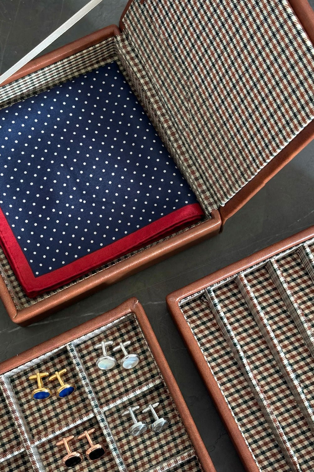 Detalle Compartimentos Cofre Joyero Con Tres Compartimentos Efecto Piel Y Diseño Pata De Gallo Cristina Oria 