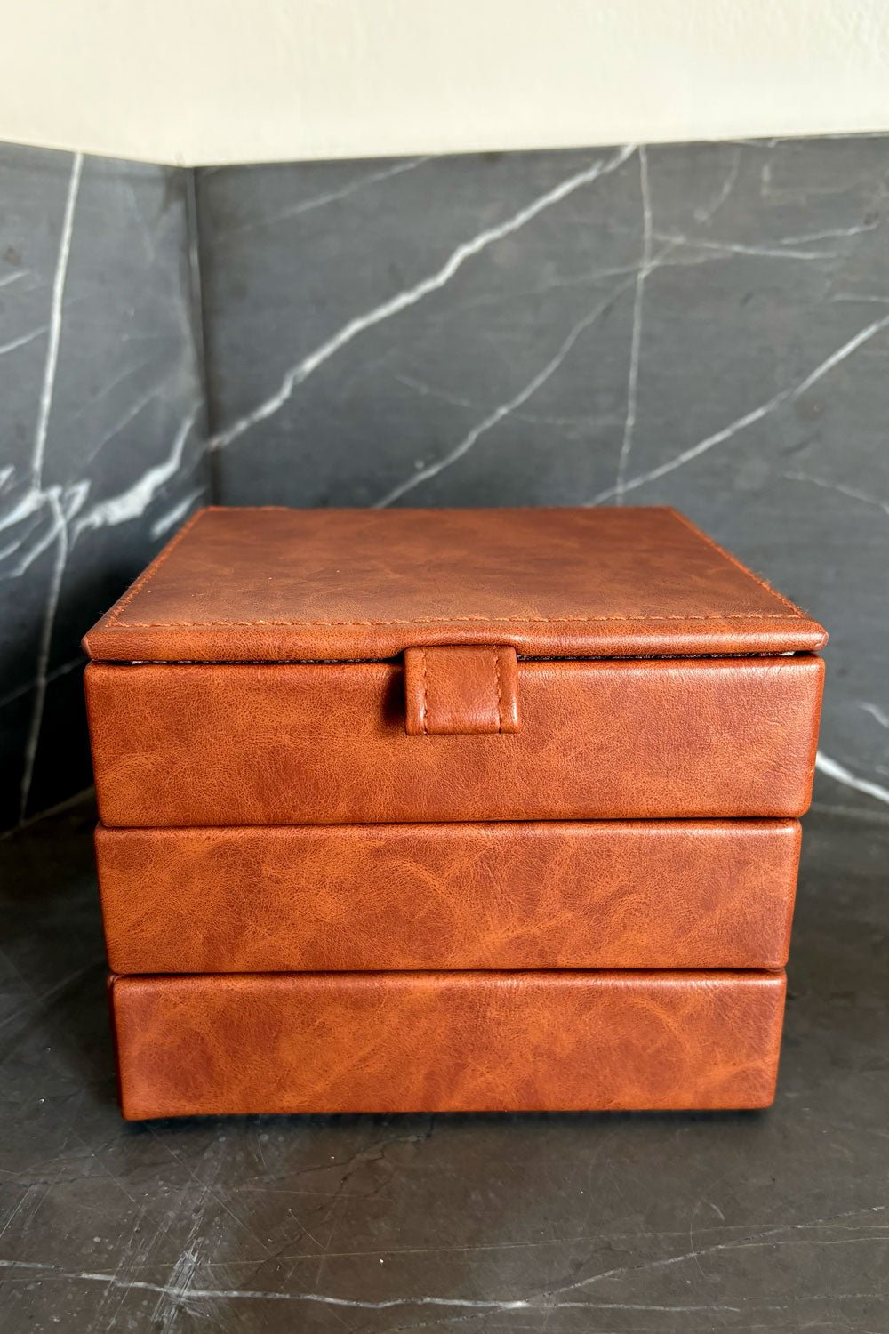 Detalle Cofre Joyero Con Tres Compartimentos Efecto Piel Y Diseño Pata De Gallo Cristina Oria 