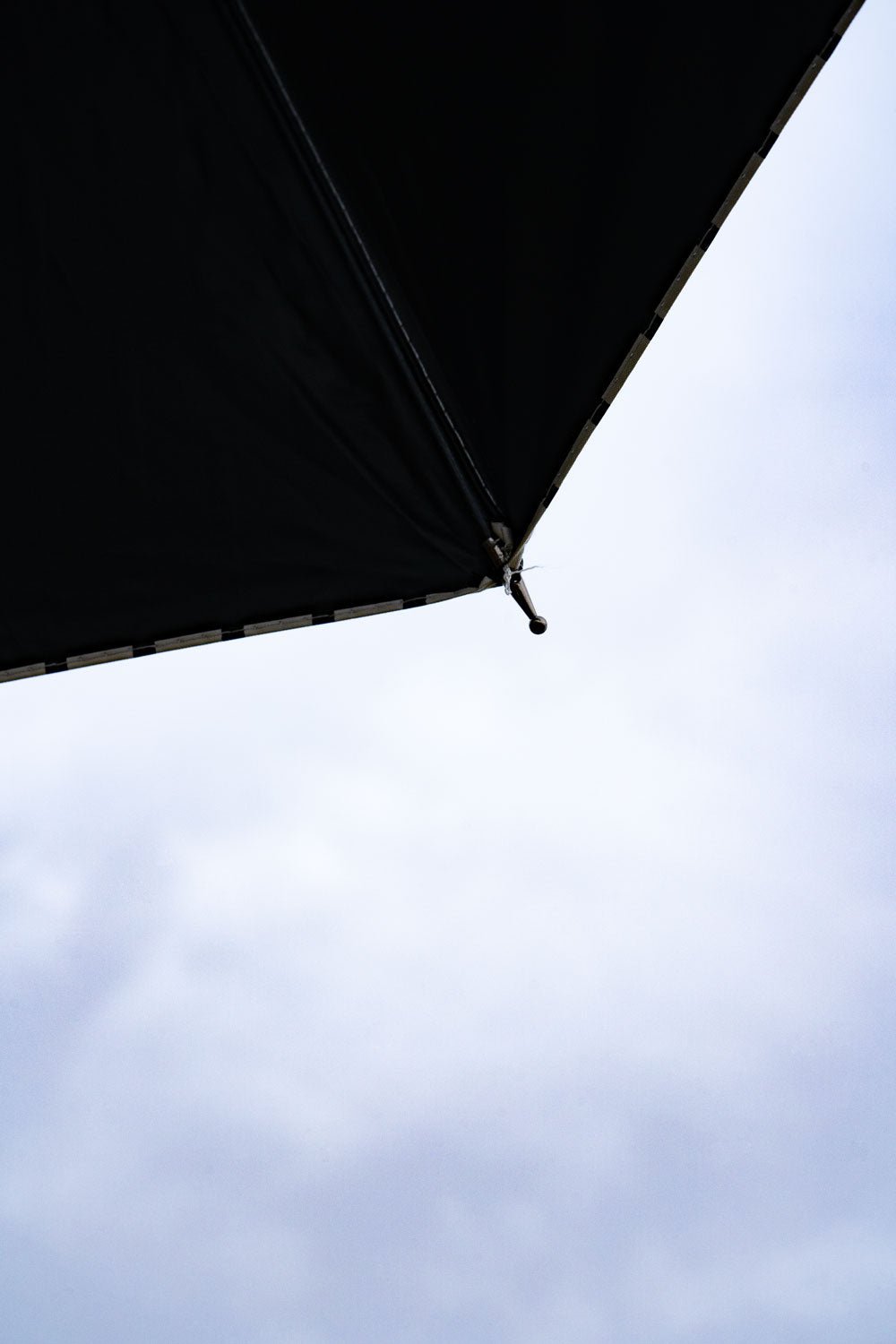 Parapluie à rayures noires et blanches