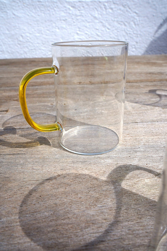 Tasse en cristal avec anse de couleur