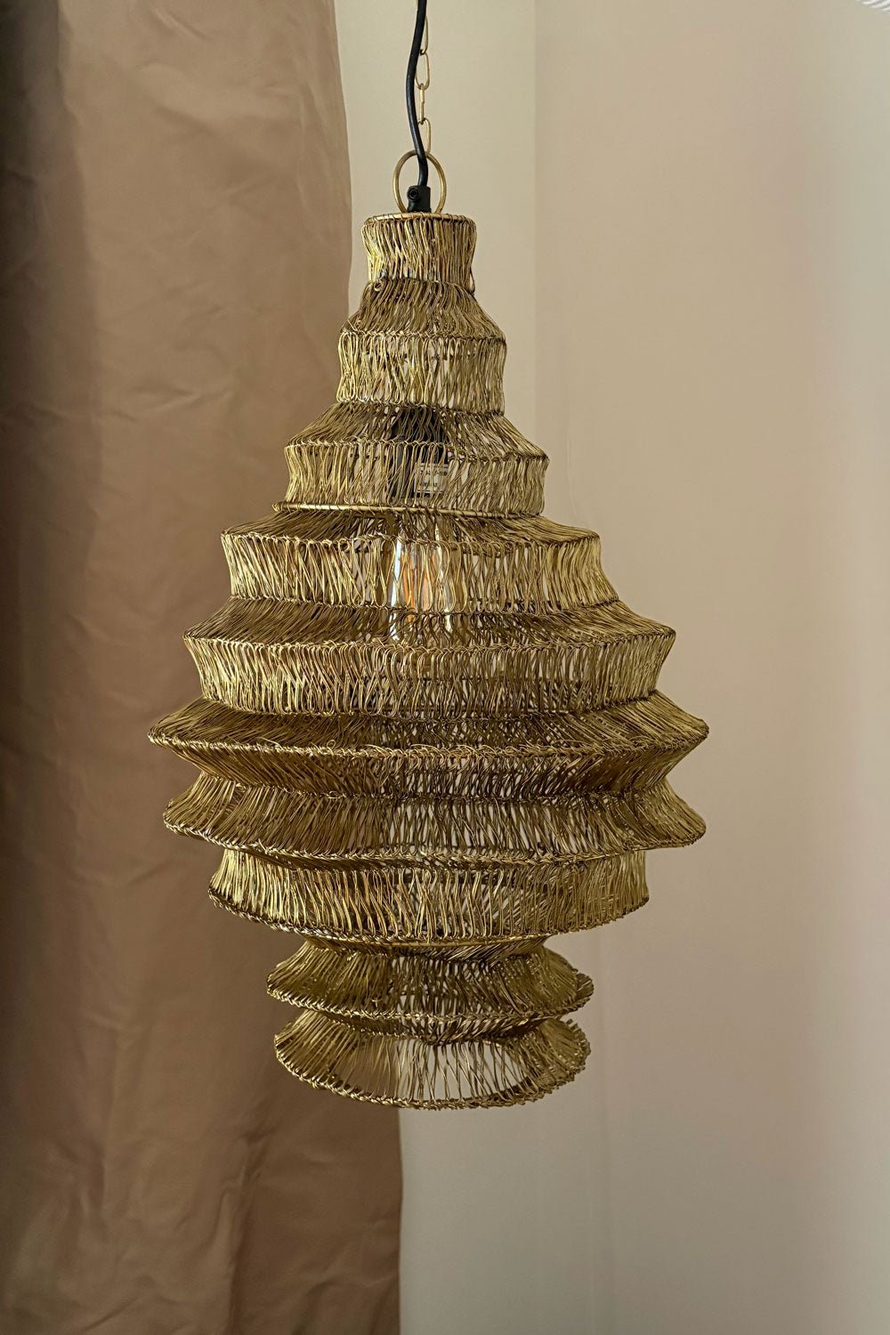 Detalle Apagada Lámpara Colgante Diamante De Hierro Dorado Cristina Oria 