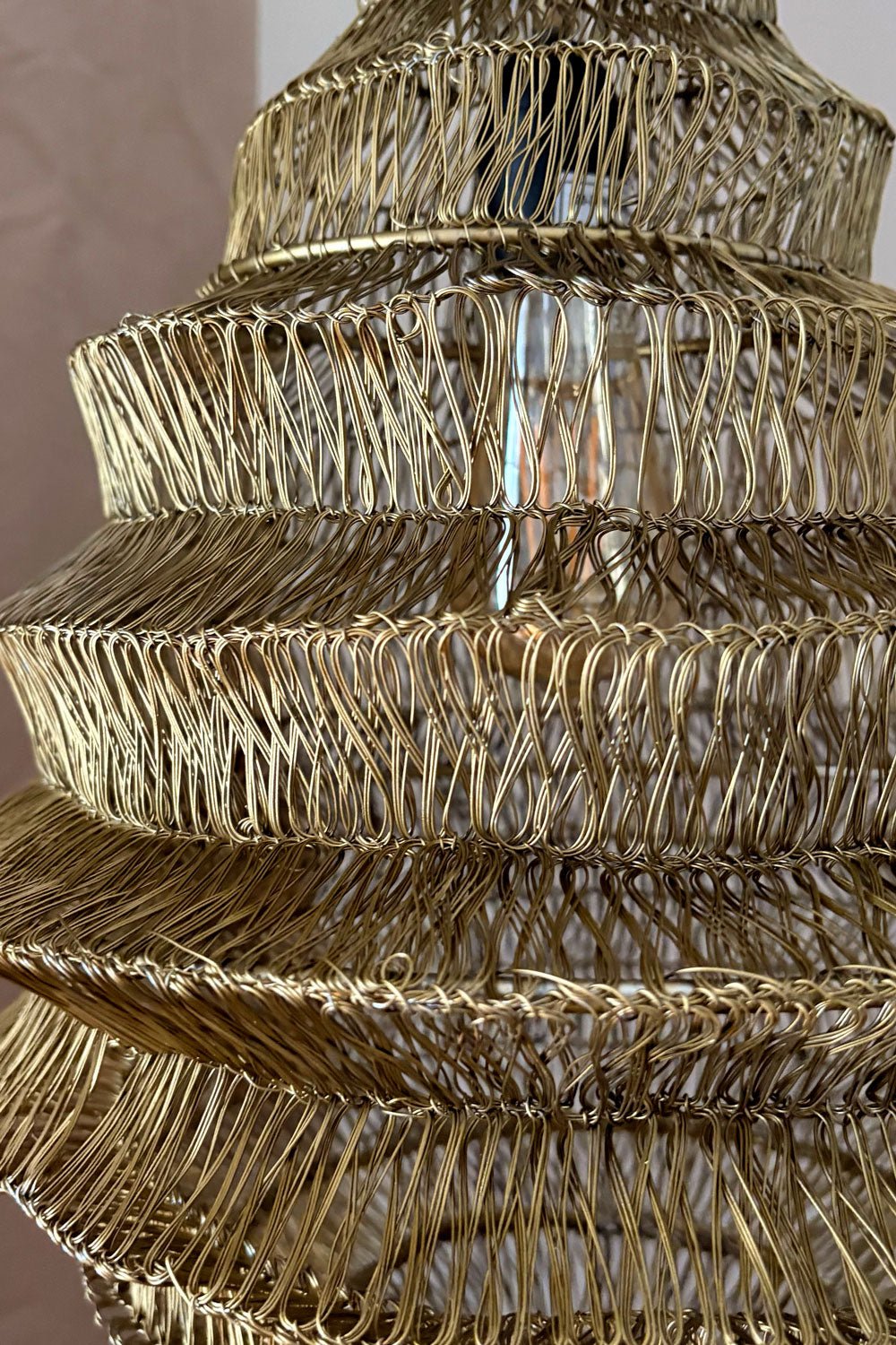 Detalle Lámpara Colgante Diamante De Hierro Dorado Cristina Oria 