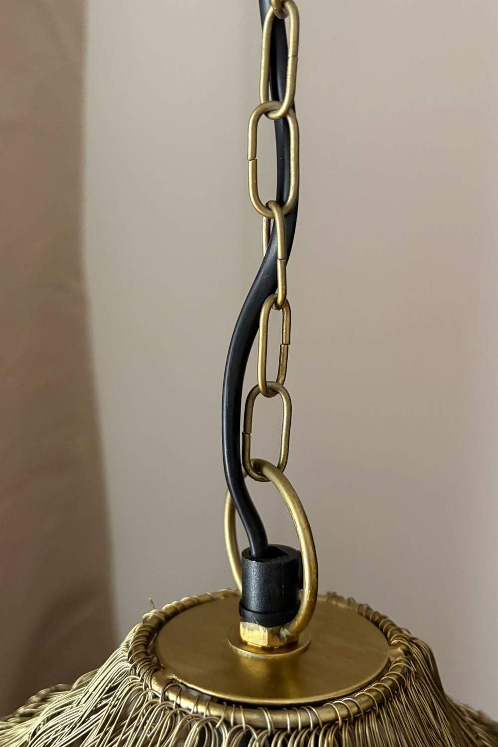 Detalle Parte Superior Lámpara Colgante Diamante De Hierro Dorado Cristina Oria 