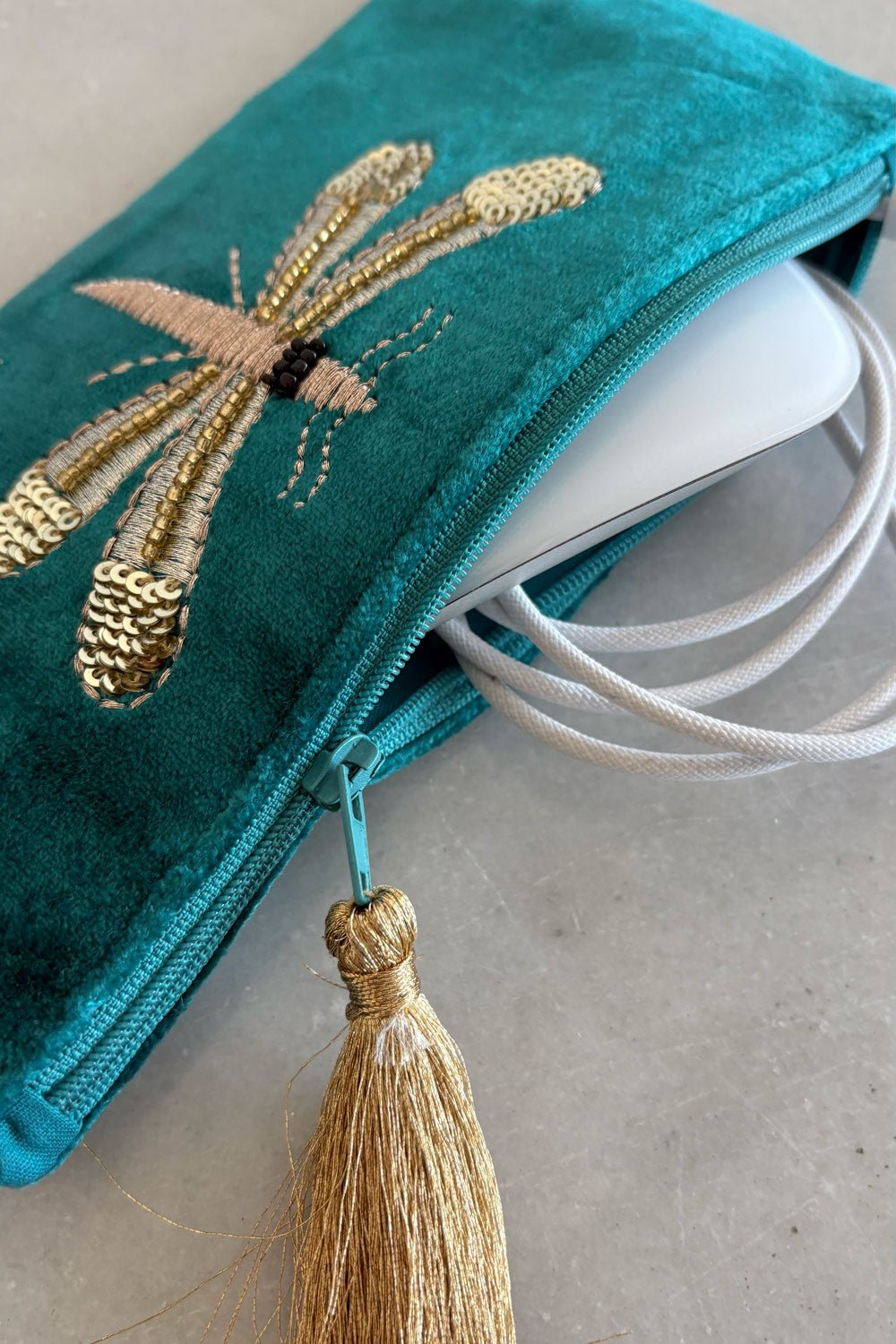 Detalle Cremallera Cartera De Terciopelo Azul Con Libélula Bordada Cristina Oria 