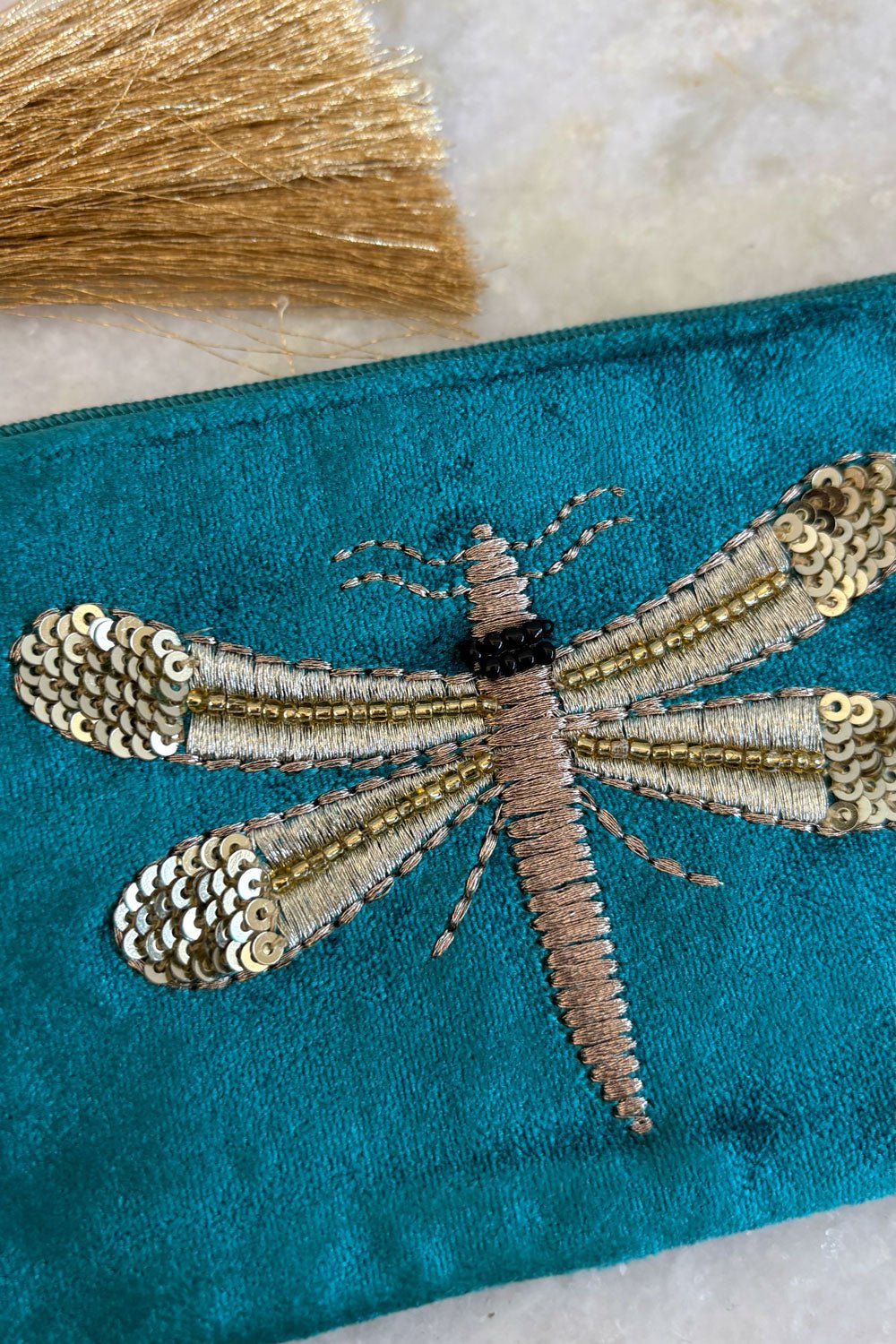 Detalle Bordado Cartera De Terciopelo Azul Con Libélula Bordada Cristina Oria 