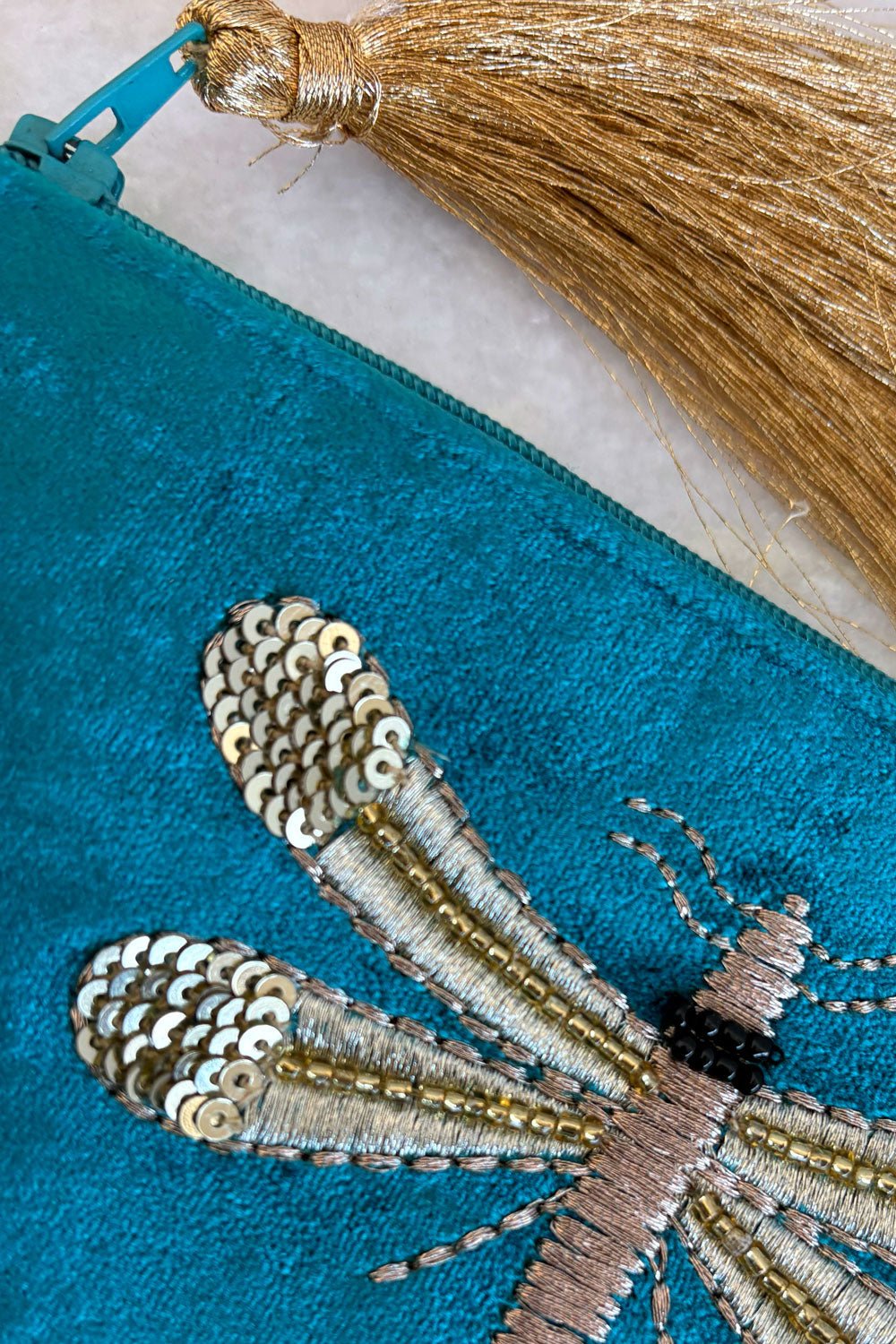 Detalle Cartera De Terciopelo Azul Con Libélula Bordada Cristina Oria 