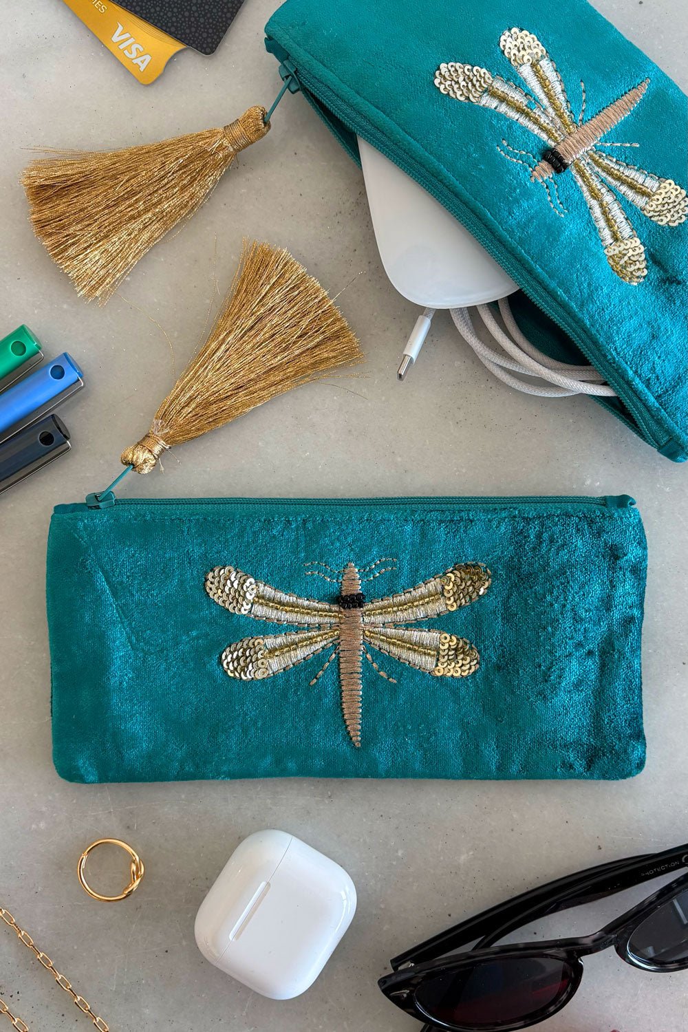 Cartera De Terciopelo Azul Con Libélula Bordada Cristina Oria 