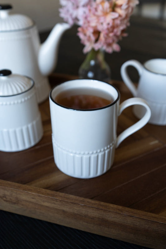 Taza De Porcelana Blanca Con Filo Negro Cristina Oria