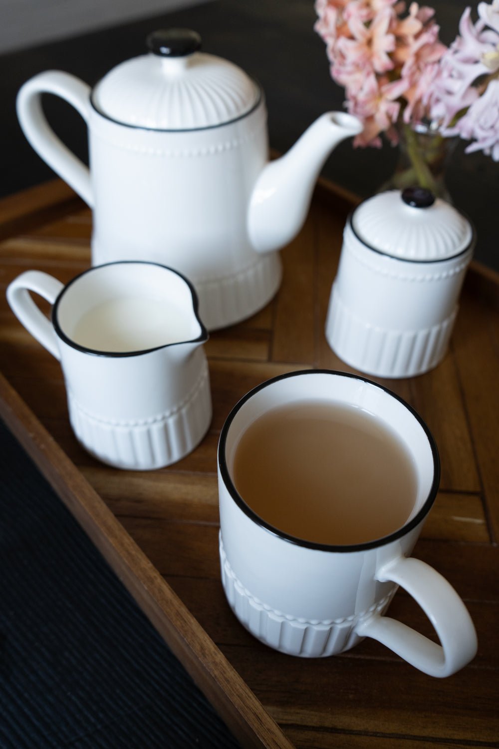 Detalle Azucarero De Porcelana Blanca Con Filo Negro Cristina Oria