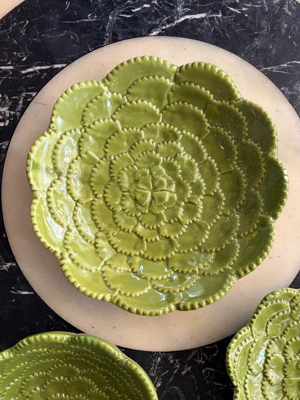 Detalle Plato De Postre Flor Verde En Relieve Cristina Oria 