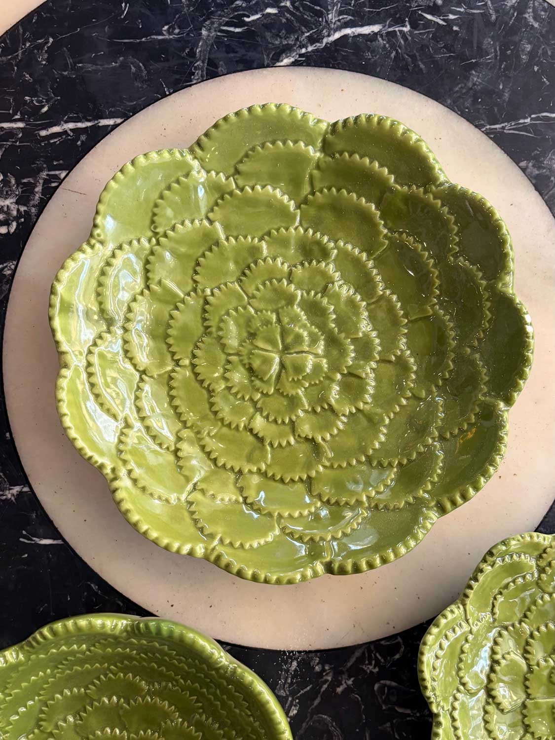 Detalle Plato De Postre Flor Verde En Relieve Cristina Oria 