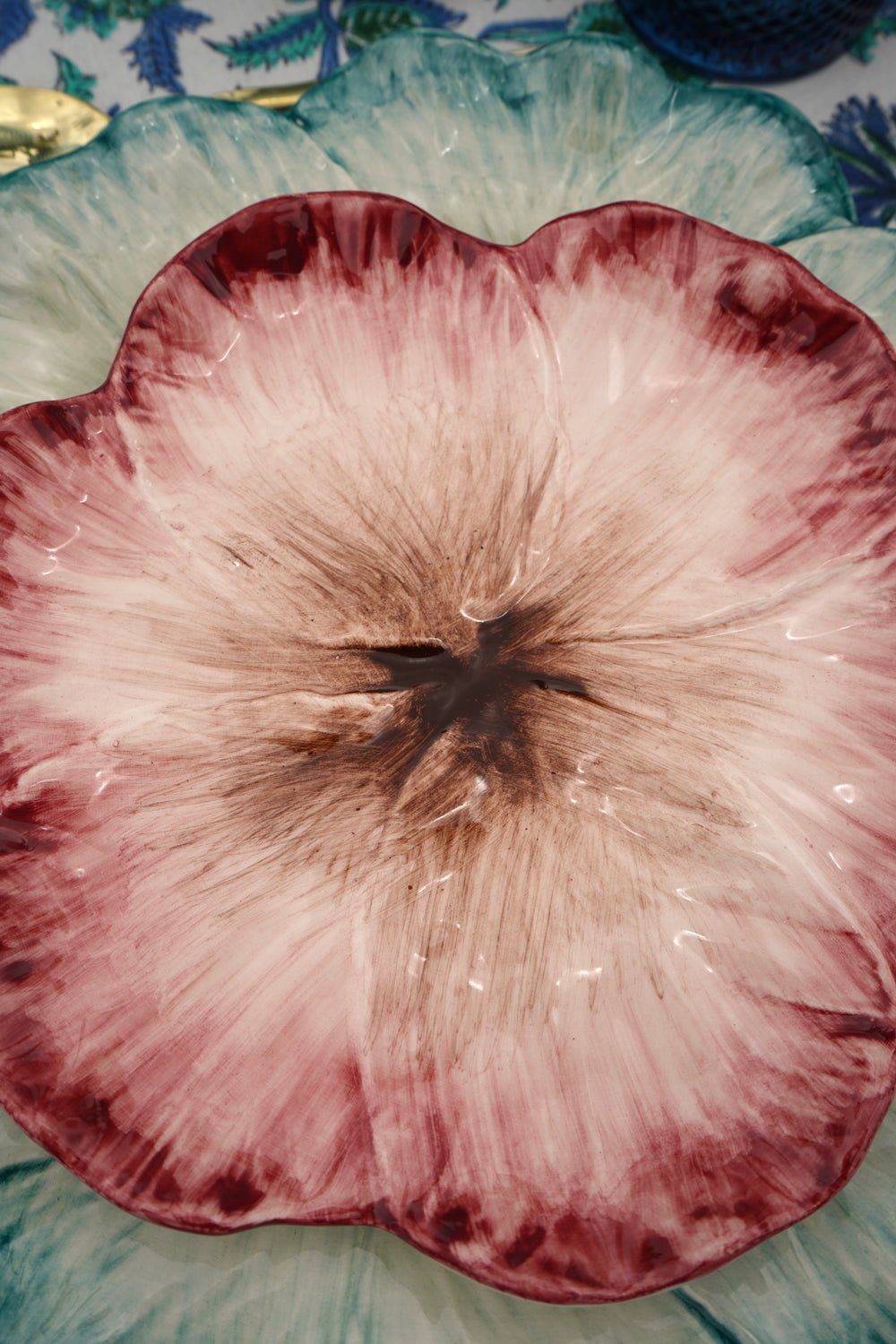 Detalle De Cerca Plato De Postre Con Diseño De Flor Rosa Cristina Oria