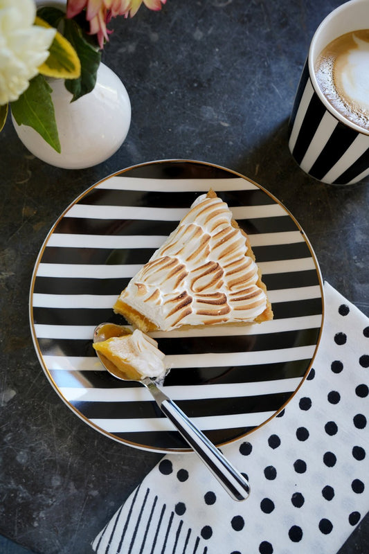 Plato De Postre Negro Y Blanco Con Diseño De Rayas Cristina Oria