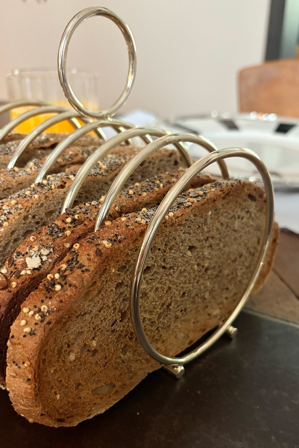 Detalle Soporte Para Tostadas Con Diseño Circular De Plata Cristina Oria 