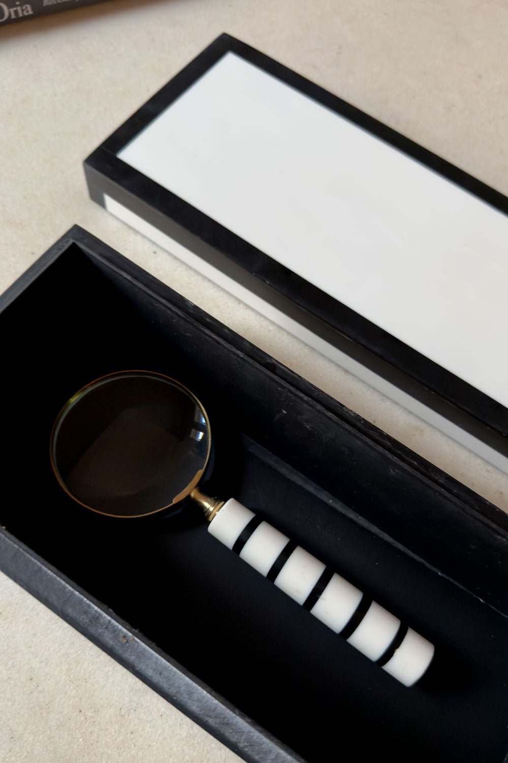 Caja Decorativa De Resina Blanca Con Bordes Negros