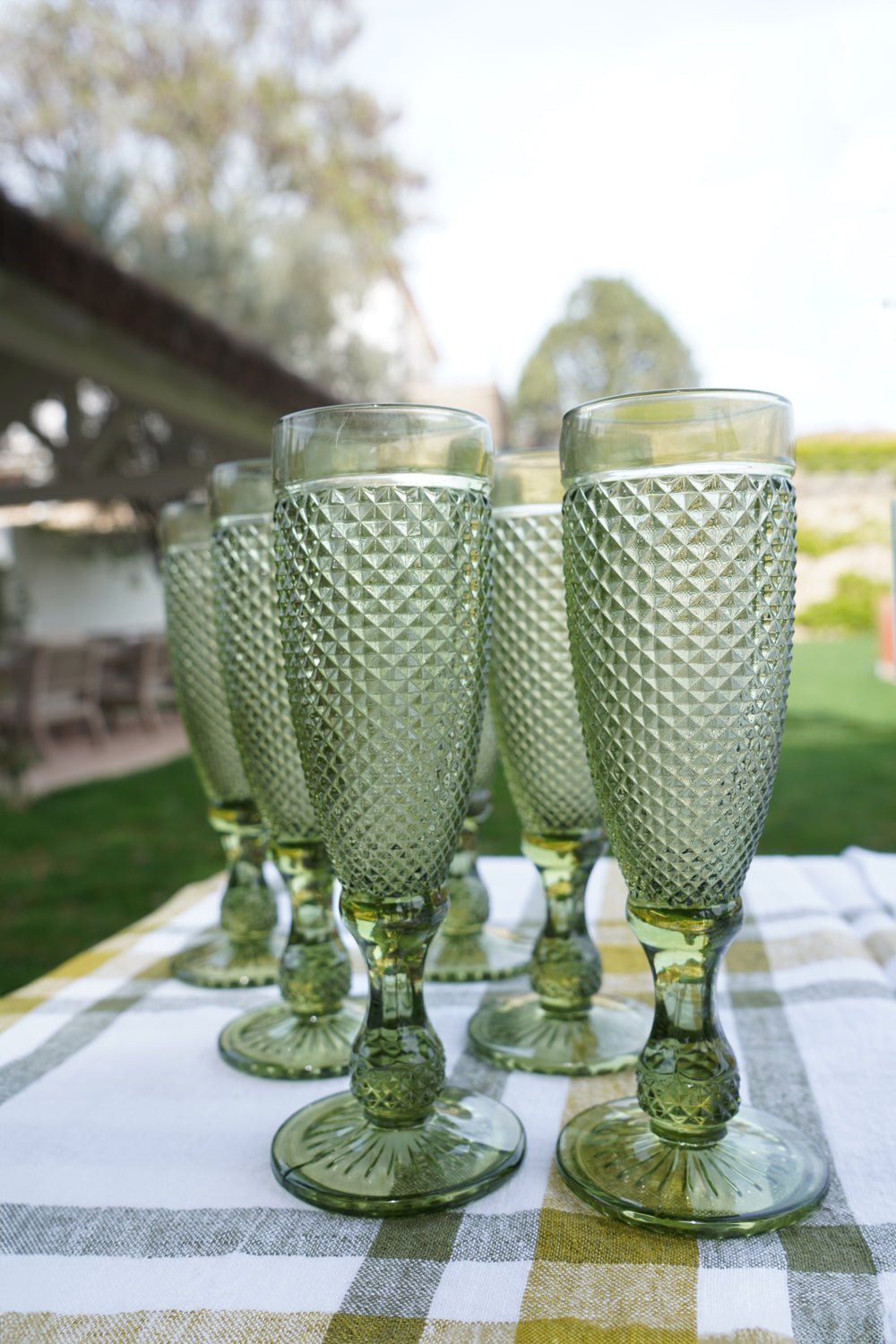 Service 18 verres en cristal vert sculpté à pointes