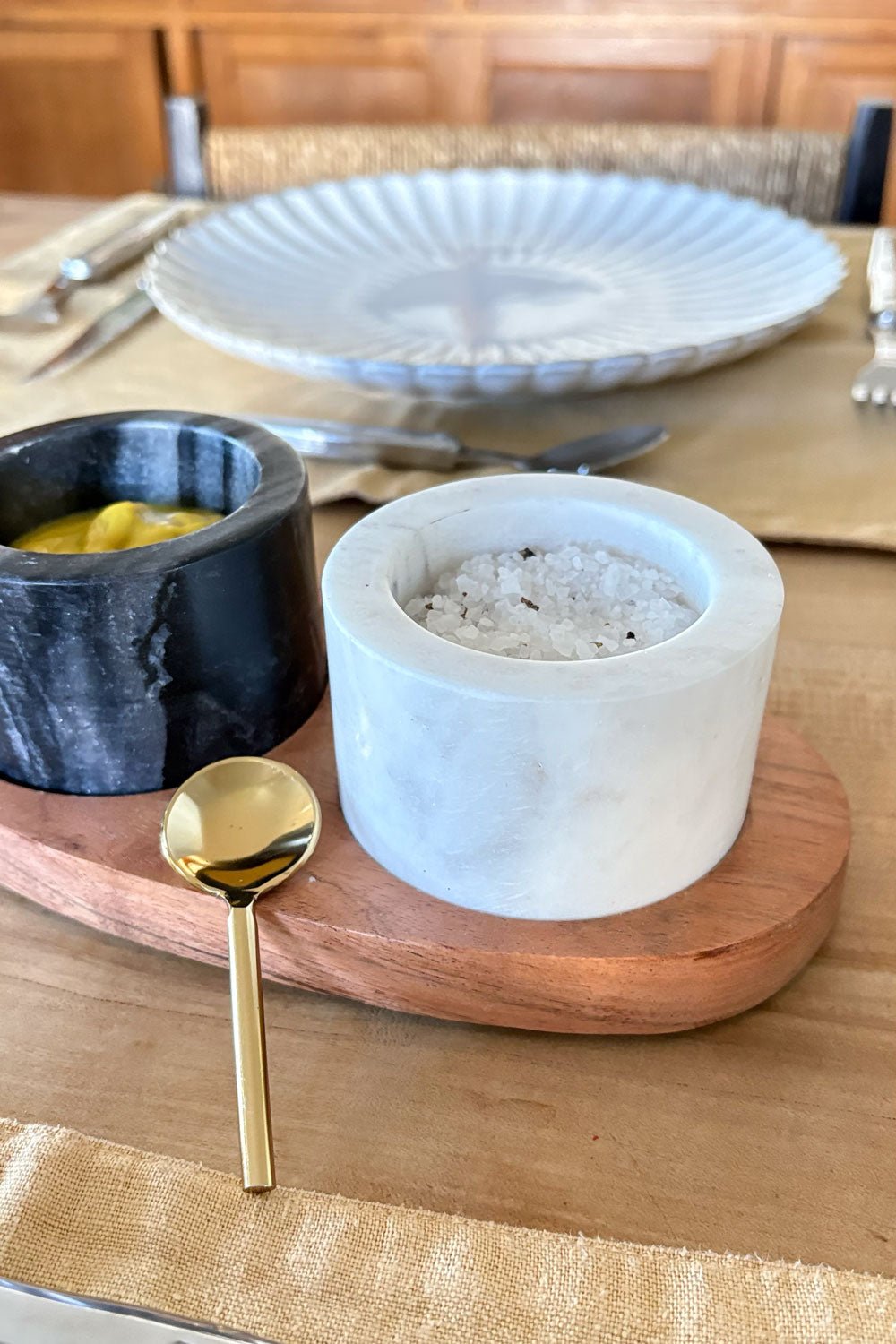 Set De 2 Recipientes De Mármol Con Cuchara Y  Base De Madera