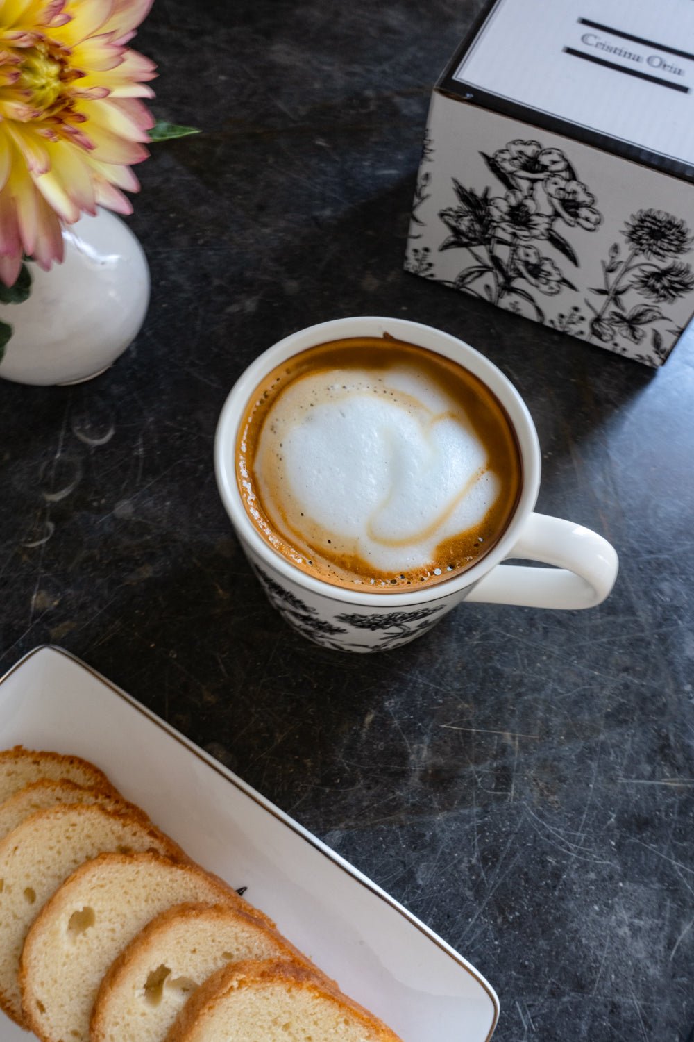 Taza Negra Y Blanca Con Diseño De Flores