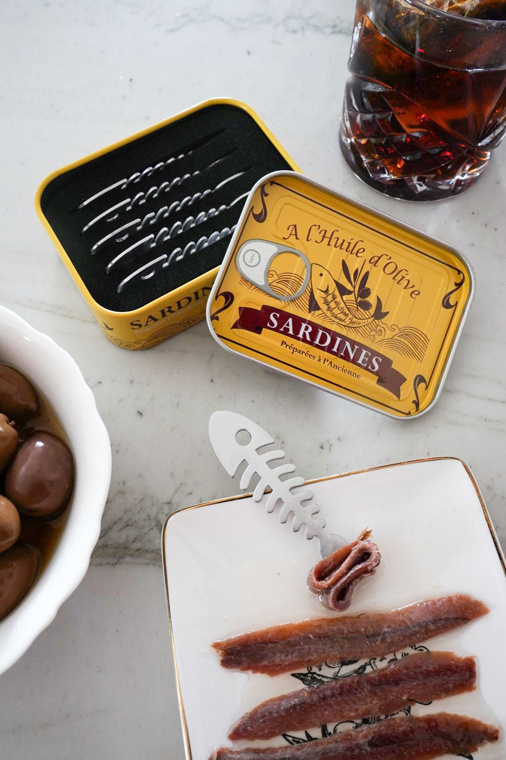 Latta con forchette da antipasto a forma di sardina