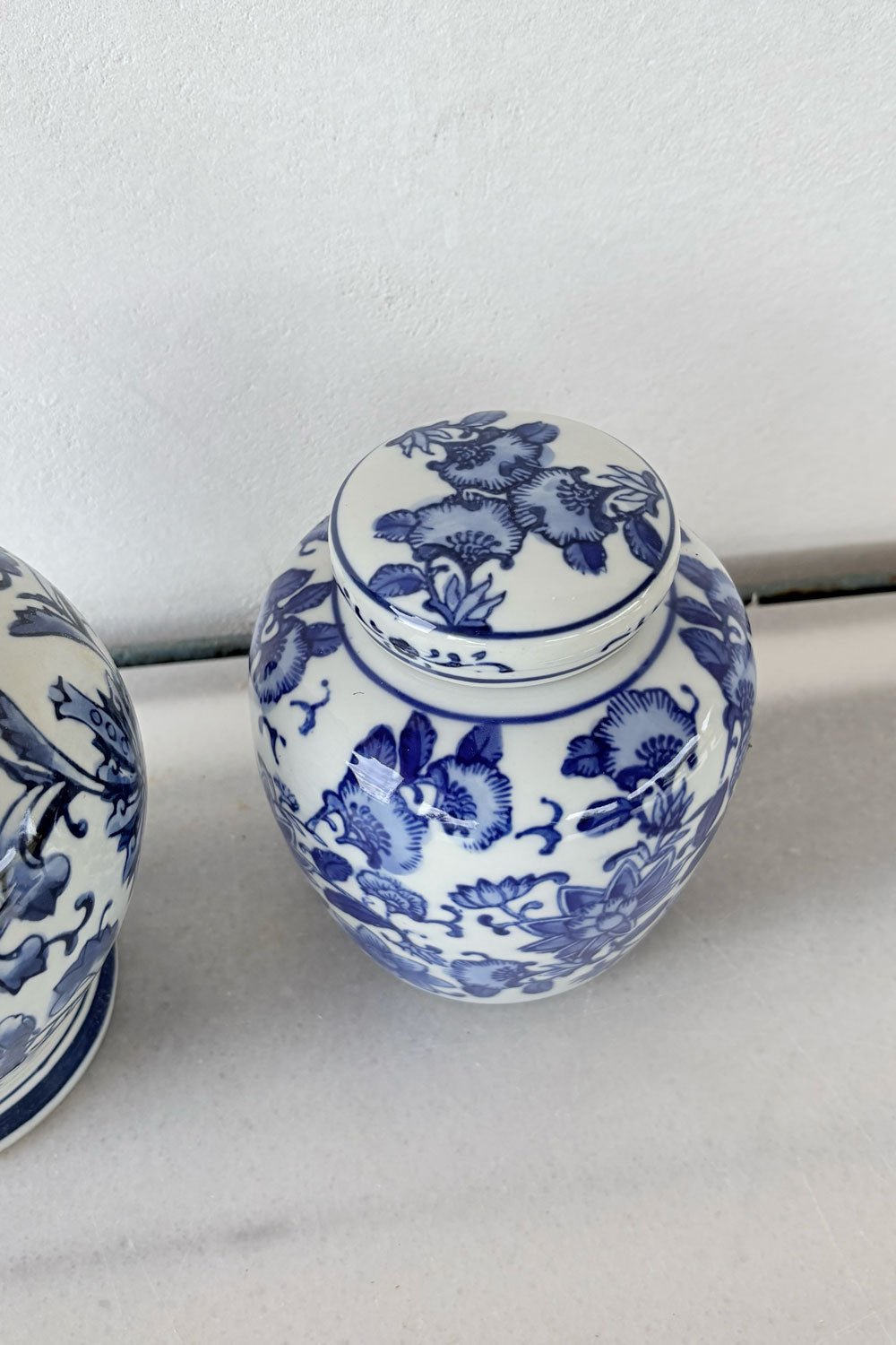 Detalles Recipiente Con Tapa Estilo Imperial Flores Azules y Blancas Cristina Oria