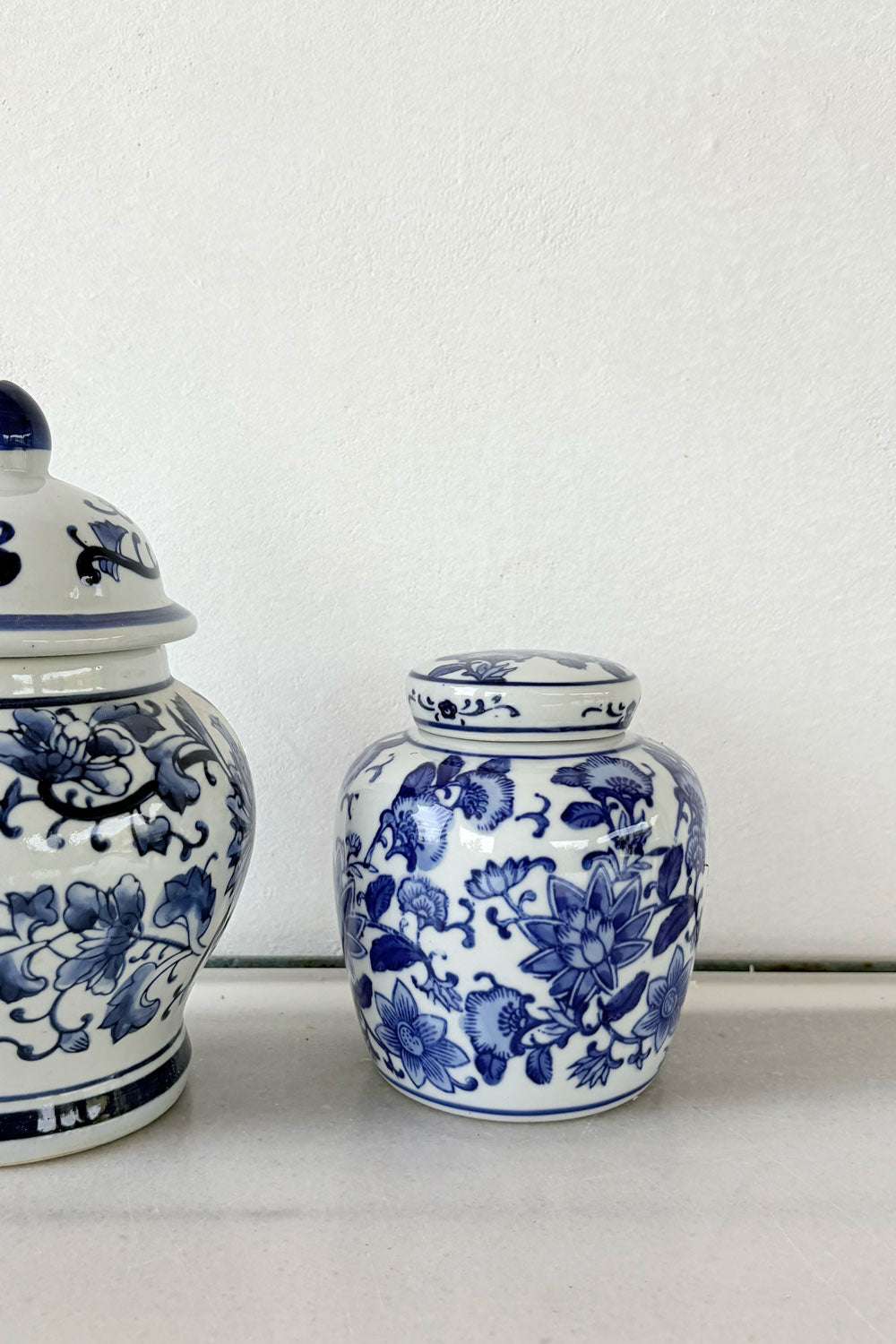 Recipiente Con Tapa Estilo Imperial Flores Azules y Blancas Cristina Oria