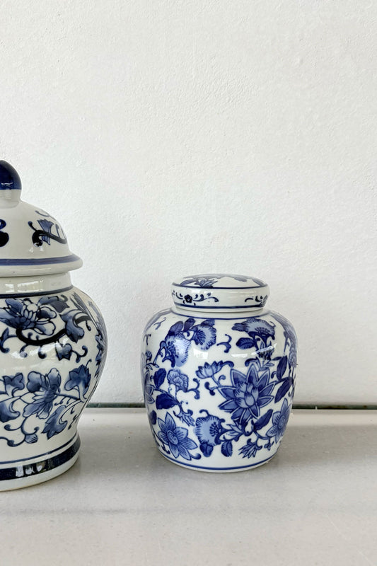 Recipiente Con Tapa Estilo Imperial Flores Azules y Blancas Cristina Oria