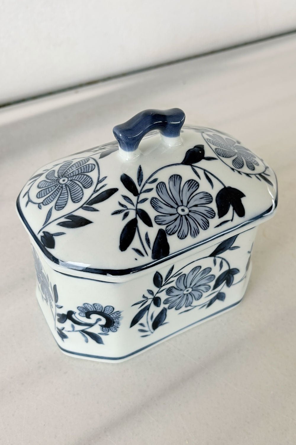 Detalles Recipiente Octogonal Con Flores Azules Y Blancas Cristina Oria