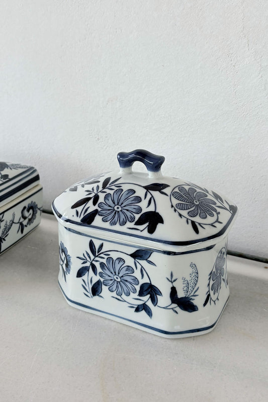 Recipiente Octogonal Con Flores Azules Y Blancas Cristina Oria