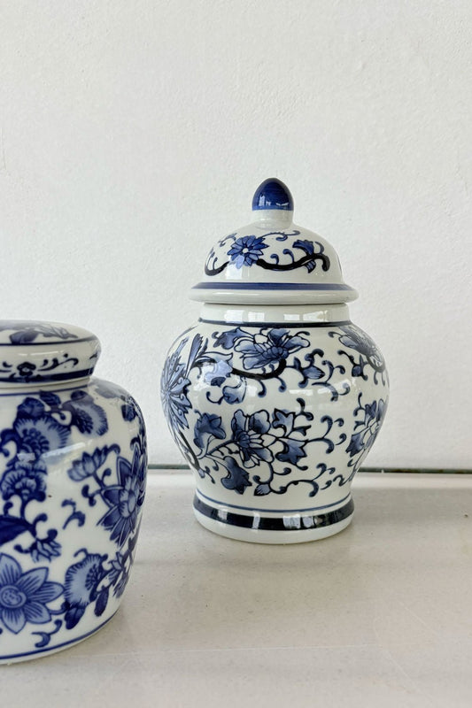 Recipiente Con Tapa Diseño Flores Azules Y Blancas Cristina Oria