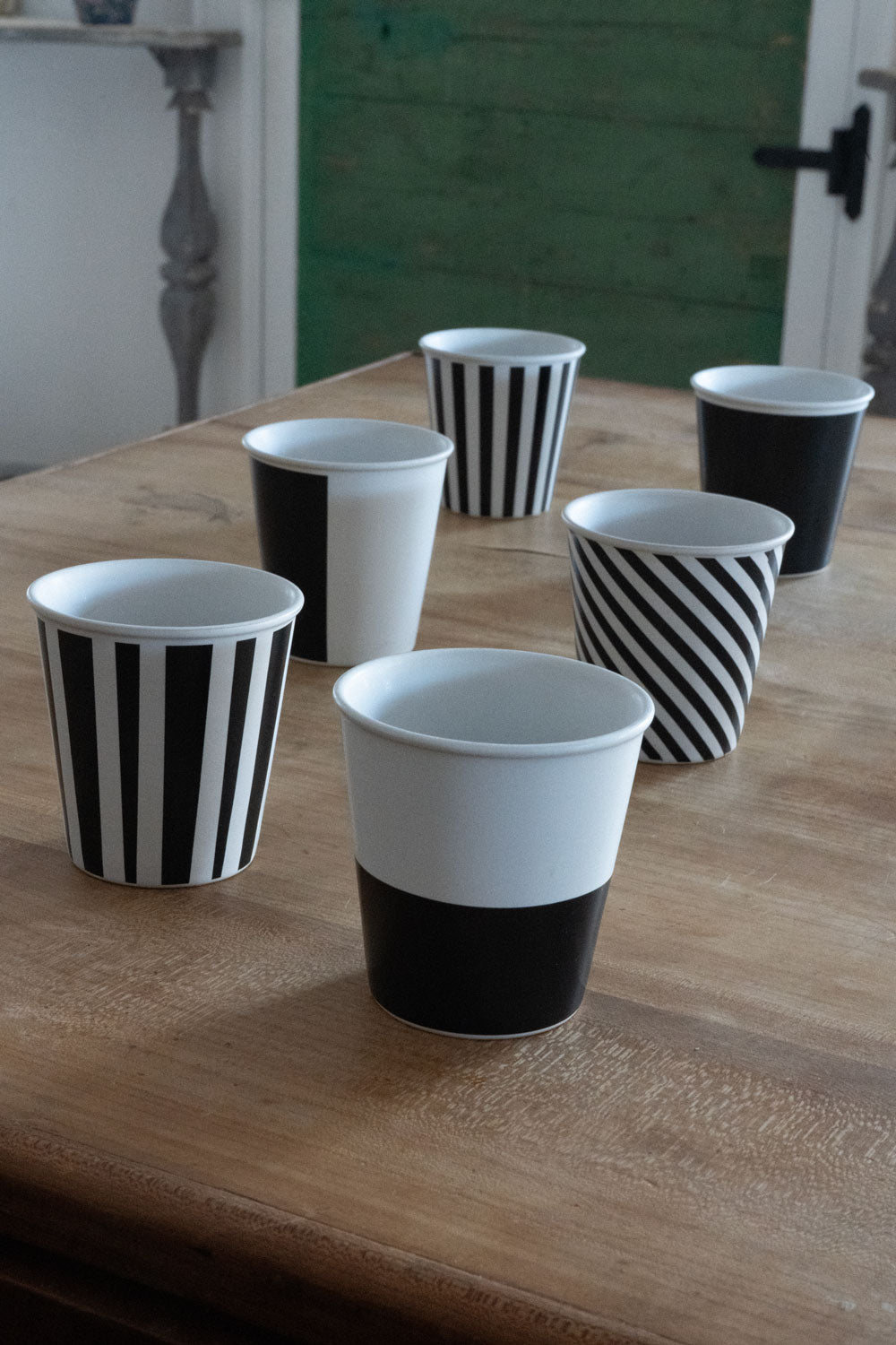 Lot 6 tasses en porcelaine noire et blanche