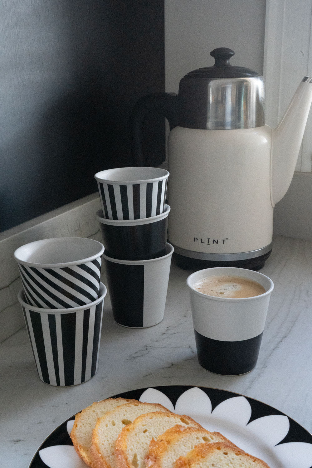 Lot 6 tasses en porcelaine noire et blanche