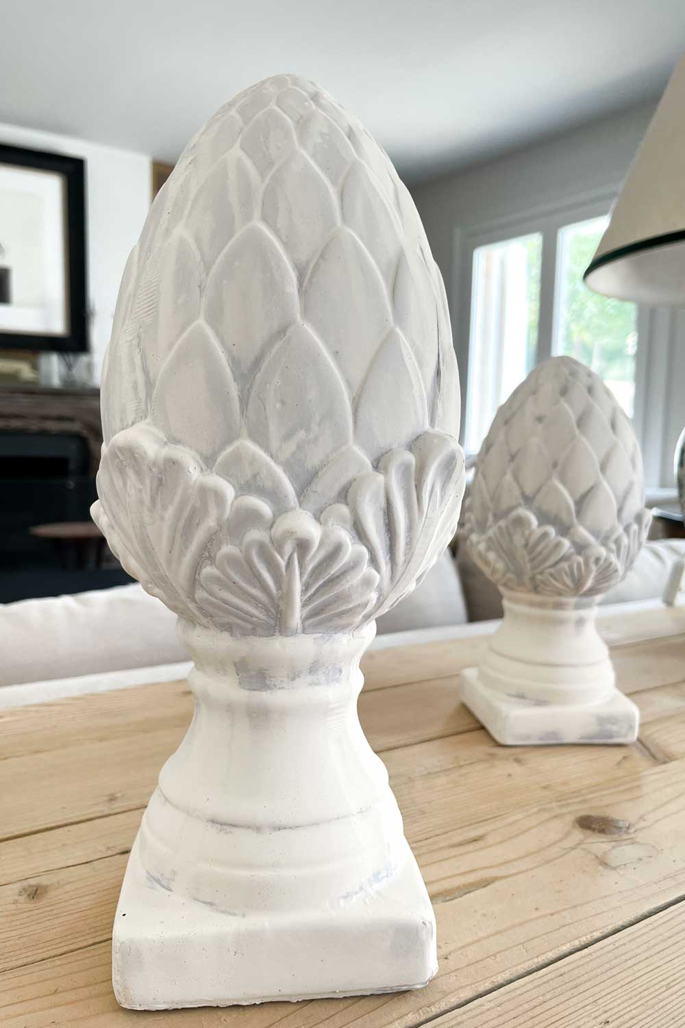 Figura decorativa grande con diseño de alcachofa de cerámica blanca cristina oria