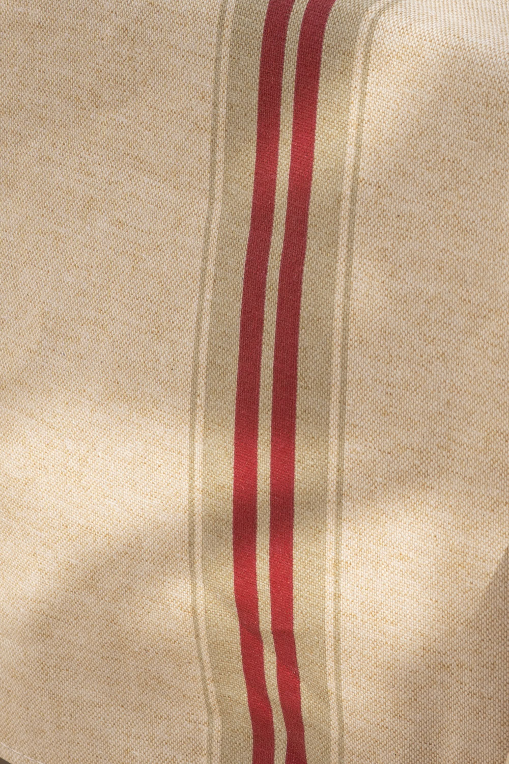 Detalle manteles antimanchas con diseño de rayas rojas cristina oria