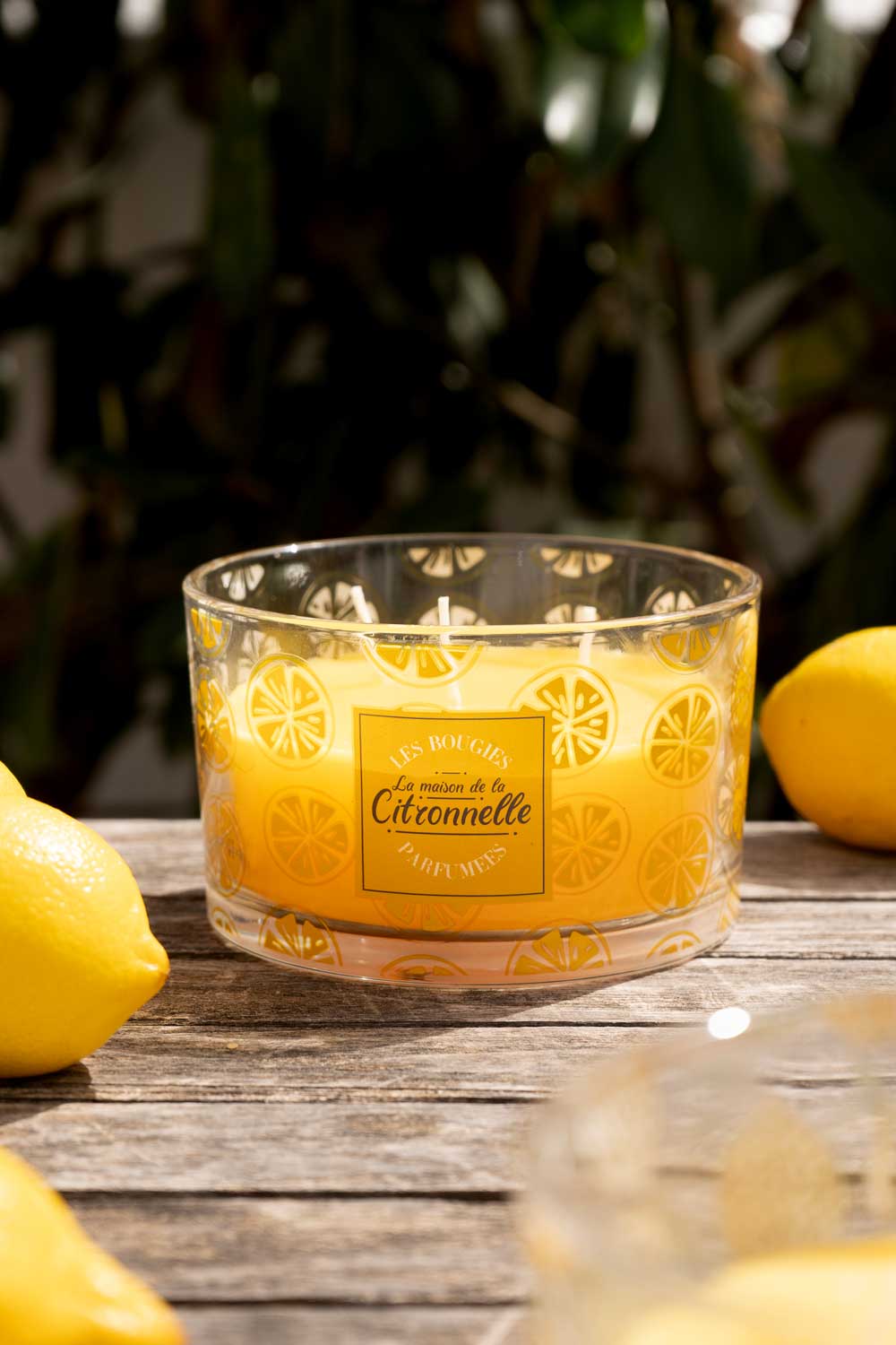 Vela tres mechas aroma a citronela diseño limones amarillos cristina oria