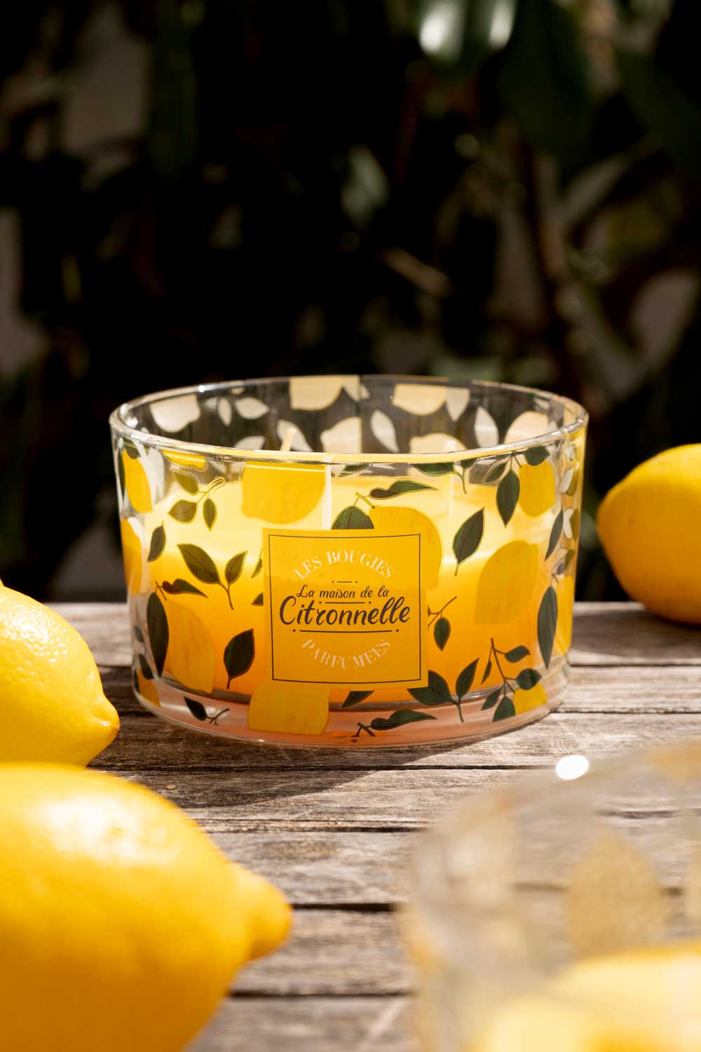 Vela tres mechas aroma a citronela diseño limones con hojas cristina oria