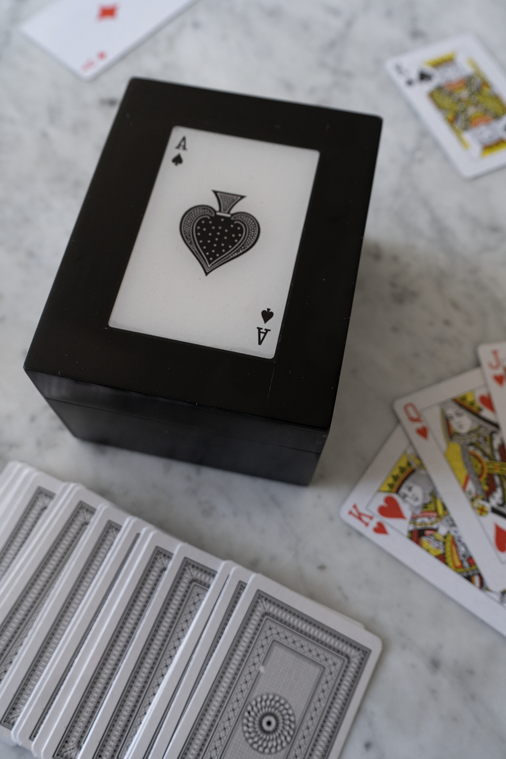 Caja De Madera Negra Con Juegos De Cartas – Cristina Oria