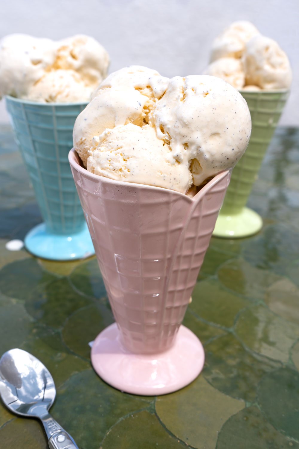 Un Vaso De Helado Con Una Barra De Chocolate Al Fondo. | Foto Premium