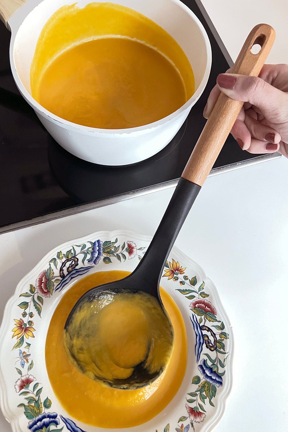 Cucharón De Silicona Negro Con Mango De Madera - Cristina Oria