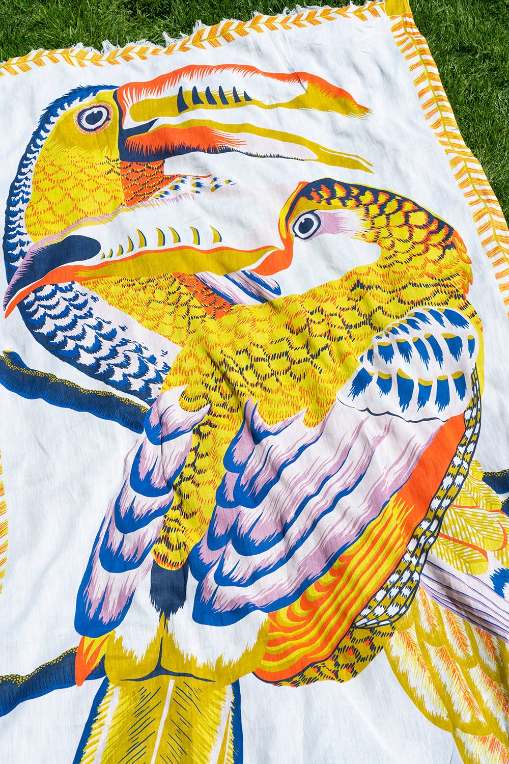 Weißer Schal mit Tukan-Print – Cristina Oria