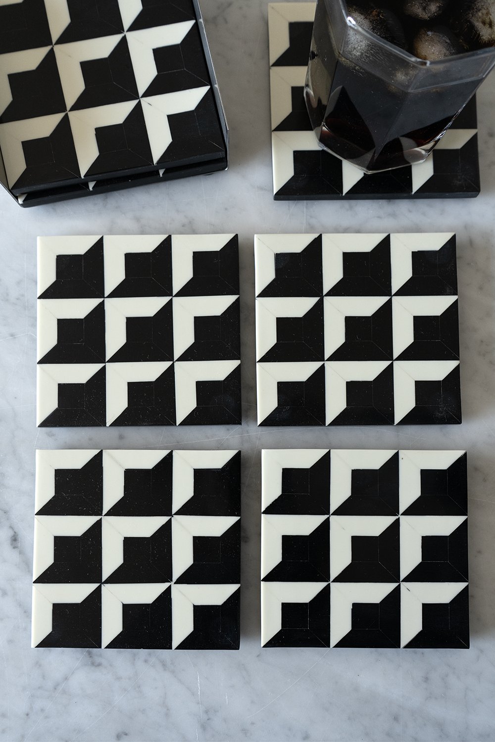 Set 4 Posavasos Con Diseño Geométrico Blanco Y Negro - Cristina Oria