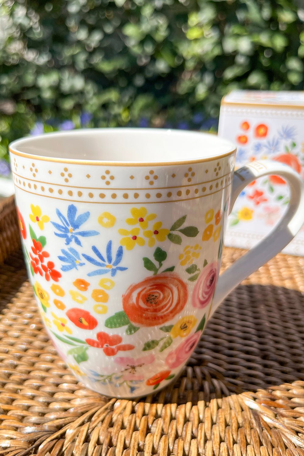 TAZA CON DISEÑO DOLCE VITA DE PORCELANA