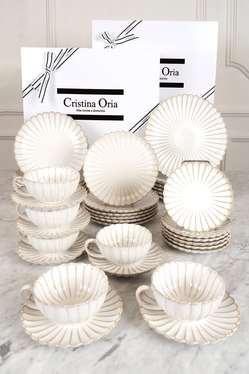 Weißes Blumengeschirr und Tassen – Cristina Oria