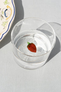 Vaso de vidrio soplado con figura fresa 