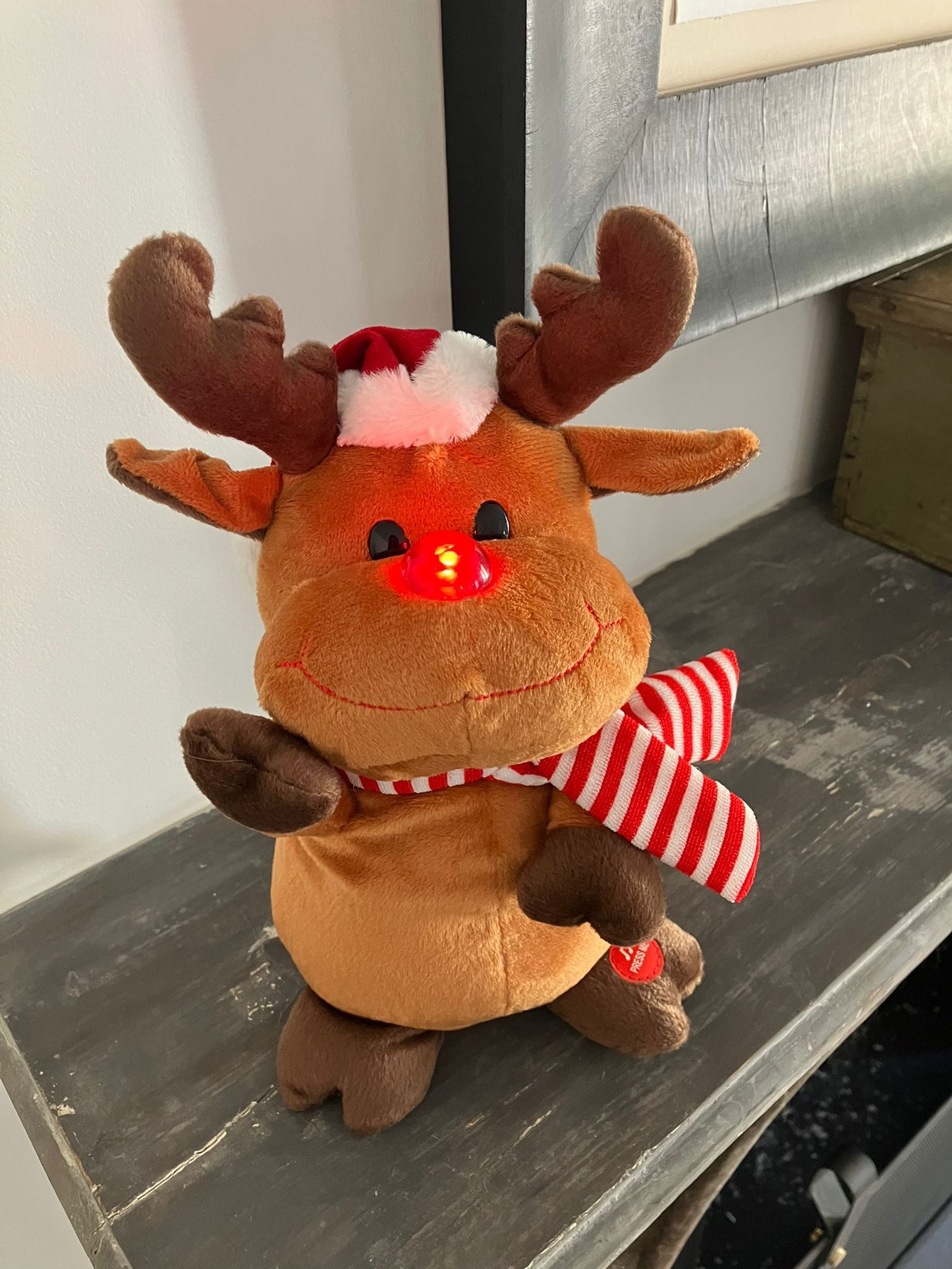 Reno De Peluche Navideño Con Música Y Luz En La Nariz - Cristina Oria