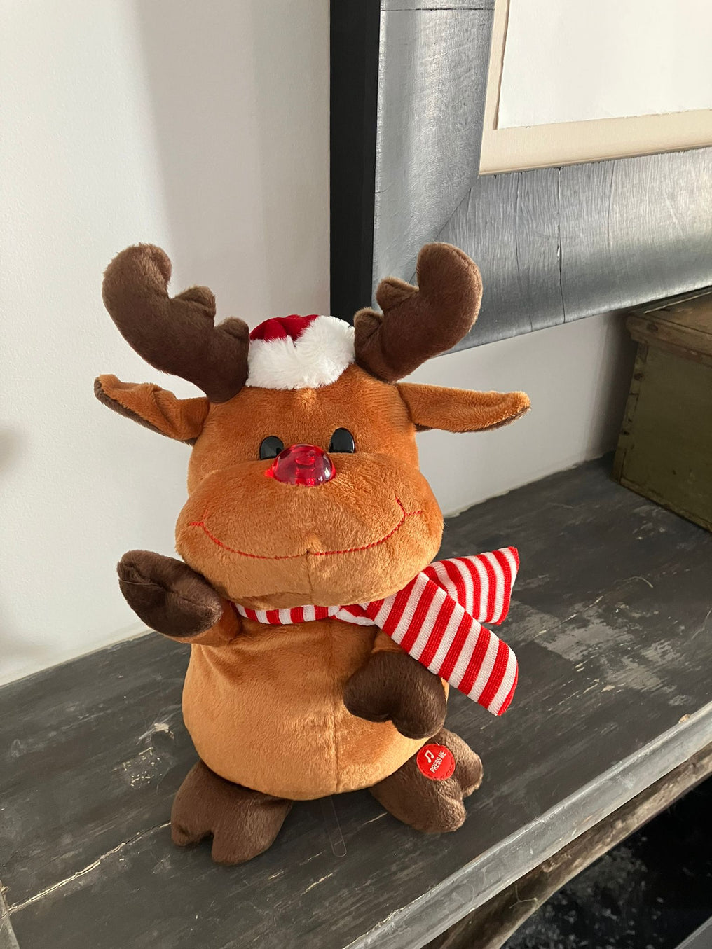 Reno De Peluche Navideño Con Música Y Luz En La Nariz - Cristina Oria