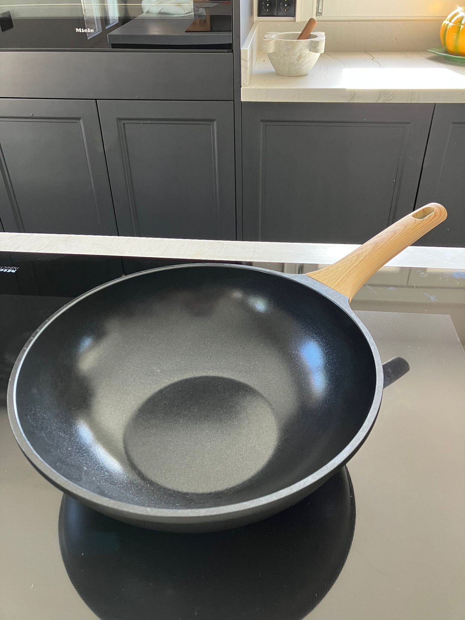 wok negro con mango de madera 28 cm cristina oria