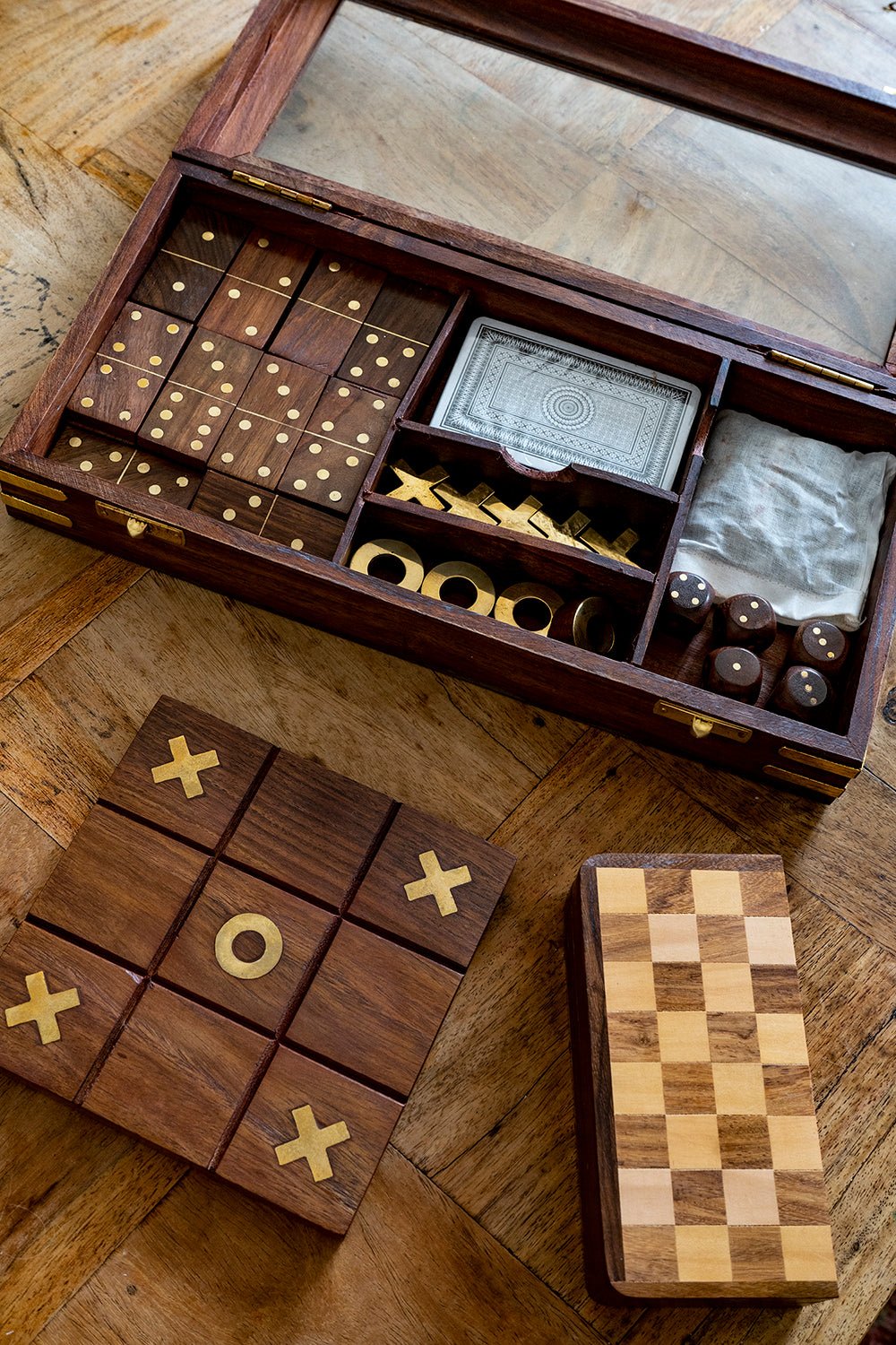 Seis Juegos De Mesa En Caja De Madera Y Cristal – Cristina Oria