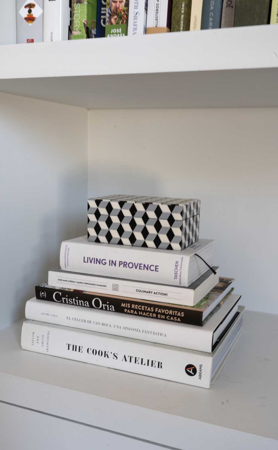 Caja Decorativa De Resina Con Diseño De Cubos Blancos Y Negros - Cristina Oria