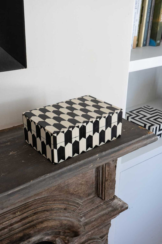Caja Decorativa De Resina Con Diseño De Flechas Blancas Y Negras - Cristina Oria